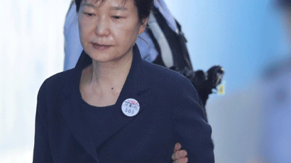 박 전 대통령 측 “전직 대통령 예우해달라”에 검찰 “역사적 의미 고려해야” 반박 