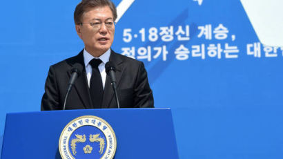  '전화외교 19회, 축하서한 534건…' 숫자로 본 문재인 대통령의 한 달