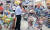 카타르 수도 도하 시민들이 5일(현지시간) 주변 국가의 단교 조치 발표 후 시내의 한 수퍼마켓에서 생필품을 대량으로 구매하고 있다. [AP=연합뉴스]