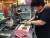 제주시 연동의 한 제주토속음식점에서 자리돔을 손질하는 모습. 최충일 기자