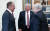 지난달 10일(현지시간) 백악관에서 트럼프와 만난 세르게이 키슬랴크 주미 러시아대사(오른쪽). 왼쪽은 세르게이 라브로프 러시아 외무장관.