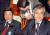 노무현 정부 시절 당시 유인태(왼쪽) 정무수석과 문재인(오른쪽) 민정수석이 수석.보좌관회의에 앞서 기자들의 질문에 답하고 있다.