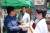 일요일인데도 ‘더불어 장터’를 응원하러 현장에 온 김성기 가평군수(가운데)와 장창순 조종면장(왼쪽)이 김현주씨와 반갑게 인사를 나누고 있다(6월 4일).