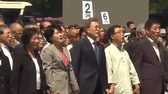 6·10 민주항쟁 기념식에 10년 만에 대통령 참석해 ‘광야에서’ 제창
