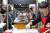 지난 2일 시범개장한 달빛거리 송현야시장. 30개의 판매대가 길게 늘어서 있다. [사진 인천 동구청]