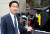 현대자동차 김세훈 이사와 현대차 본사 로비에 전시 중인 투싼 수소연료전지차. [사진 현대자동차]
