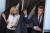 프랑스 총선 1차 투표가 실시된 11일 르 투케에서 에마뉘엘 마크롱 대통령(오른쪽)과 그의 부인 브리지트 트로노가 나란히 기표소를 나서고 있다. [르 투케 AP=연합뉴스]
