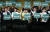 고이케 유리코(사진 가운데) 도민퍼스트회 대표와 아베 신조 총리가 도쿄도 의회 선거에서 맞붙었다. 지방 선거 지만 결과에 따라 정치 판세가 요동칠 수 있어서 다. [지지통신]