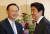 지난달 31일 중국 양제츠 국무위원(왼쪽)이 일본을 방문했을 때 아베 총리를 만난 모습. [AP=연합뉴스]