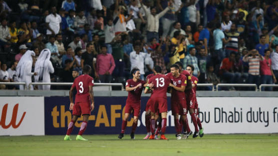 '국왕 얼굴' 티셔츠 선보인 카타르 축구대표팀, 세리머니 논란