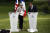 영국 테리사 메이 총리가 13일(현지시간) 파리 엘리제 궁에서 열린 마크롱 프랑스 대통령과의 기자회견장에서 연설문 원고를 손에서 놓치고 있다. [AP=연합뉴스]