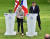 영국 테리사 메이 총리가 13일(현지시간) 파리 엘리제 궁에서 열린 마크롱 프랑스 대통령과의 기자회견장에서 자신이 떨어뜨린 연설문 원고를 주우려고 하고있다. [AFP=연합뉴스]