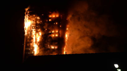[서소문사진관]화마가 삼킨 런던 도심 24층 아파트 화재현장