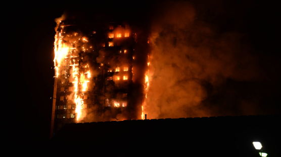 [서소문사진관]화마가 삼킨 런던 도심 24층 아파트 화재현장