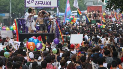 국내 최대 성 소수자 행사 '퀴어문화축제' 참가하는 인권위