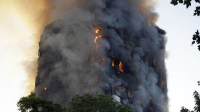 런던 고층아파트 대화재…불 속 주민 보고도 못 구했다 