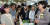 김정숙 여사(오른쪽)가 14일 서울국제도서전에서 ‘서점의 시대’ 전시장을 둘러보고 있다. [청와대사진기자단]
