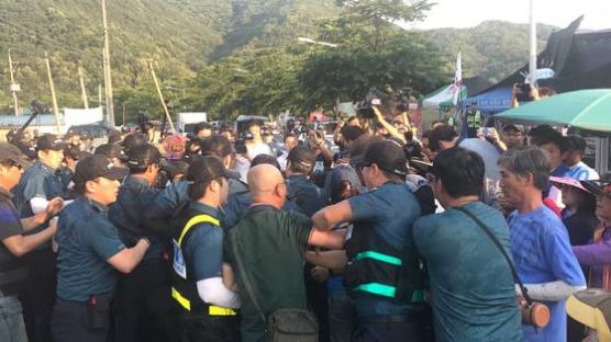 [르포]군 차량 검문하는 성주 주민 vs 주민 행동 제동 걸려는 경찰 충돌
