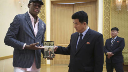 방북한 前 NBA 스타 로드먼, 트럼프 저서 '거래의 기술' 김정은에 선물