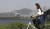 중국발 황사 영향으로 전국에서 미세먼지 농도가 '나쁨'을 보인 지난 7일 서울 여의도 한강공원에서 한 시민이 마스크를 쓴 채 자전거를 타고 있다. 임현동 기자