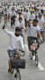 광화문에서 상암동 월드컵공원 평화광장까지 21km를 달리는 자전거대행진의 지난해 참가자들. [중앙포토]