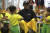 15일 평양의 고아원을 방문한 데니스 로드먼이 어린이들에 둘러쌓여 있다. [평양 AP=연합뉴스]  