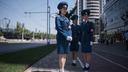 [서소문사진관]북한 여성 교통보안원의 기준은 사진잘받는 ‘외모’
