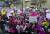 지난 1월 미국 워싱턴을 중심으로 세계 곳곳에서 열린 반트럼프 시위 &#39;여성 행진&#39;. [AP=연합뉴스]