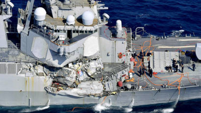 컨테이너 선박과 충돌 美 이지스함 내부서 실종자 7명 시신 발견