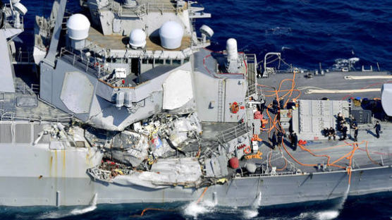 컨테이너 선박과 충돌 美 이지스함 내부서 실종자 7명 시신 발견