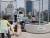  어린이들이 타고 놀 수 있는 트램펄린 기구가 놓인 방방놀이터는 서울로 7017의 인기 공간이다. ［사진 서울시］