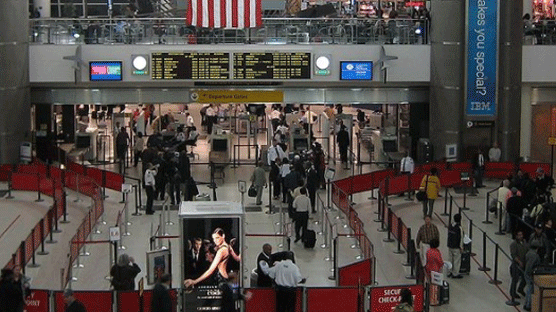 미국 정부, 뉴욕 JFK 공항에서 북한 대사 일행 소지품 압수 