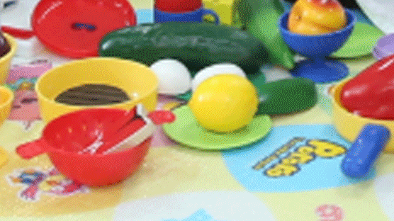 어린이집서 포도 모양 장난감 삼킨 두 살배기 기도 막혀 의식불명 