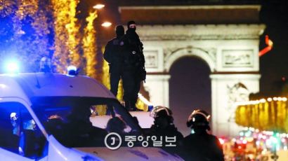 [속보] 파리 샹젤리제서 또 테러? … 경찰차와 충돌한 차량 폭발
