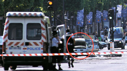 [사진] 파리선 무장차량 경찰차에 돌진 1명 사망