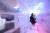 20일 오후 서울 서교동 트릭아이 미술관 내 아이스 뮤지엄을 방문한 한 시민이 얼음동굴을 지나고 있다.우상조 기자