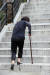한 70대 여성이 지팡이에 의지해 계단을 오르고 있다. 운동·단백질 섭취로 근육량을 유지하면 골다공증 등 다른 질환도 예방할 수 있다. [최정동 기자]