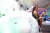 무더위가 이어진 20일 오후 서울 서교동 트릭아이 미술관 내에 위치한 아이스 뮤지엄에서 한 외국인이 얼음옆에서 더위를 식히고 있다.우상조 기자