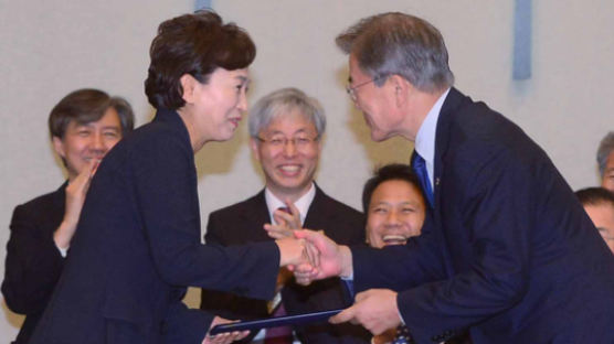 文대통령 “청문회 고생했죠?”, 임명장 받은 김현미 장관 “쉽지 않았다…믿어 달라”