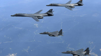 [사진] 한국 온 미 전략폭격기 B-1B 2대