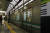 대구지하철 2호선 문양역에 설치된 스크린도어. 기존에 설치된 좌우 개폐식 스크린도어와 달리 상하로 작동하는 방식이다. 프리랜서 공정식