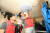 KT 직원들이 용산구 동자동 쪽방촌에 거주하는 한 노인의 집에 조명 모양의 &#39;스마트 센서&#39;를 설치하고 있다. [사진 서울시]