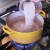 끓는 물에 소금 넣고 보리쌀 넣어 10~15분 익힌다. 
