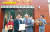 희망가게는 2004년 1호점을 개점했으며 올해 300호점을 돌파했다. 사진은 아모레퍼시픽그룹 서경배 회장(앞줄 왼쪽)과 아름다운재단 박상증 당시 이사장이 참가한 가운데 열렸던 1호점 개업식. [사진 아모레퍼시픽]