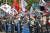 22일 경북 성주군청 앞에서 고고도미사일방어(THAAD·사드) 체계 배치를 찬성하는 보수단체 회원 400여 명이 집회를 열어 태극기와 성조기를 흔들며 사드 배치 찬성을 주장하고 있다. 프리랜서 공정식