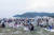 지난해 여름 인천시 옹진군 덕적도 해변에서 열린 주섬주섬음악회에서 참가자들이 해변에 앉아 축제를 즐기고 있다. [사진 인천관관공사] 