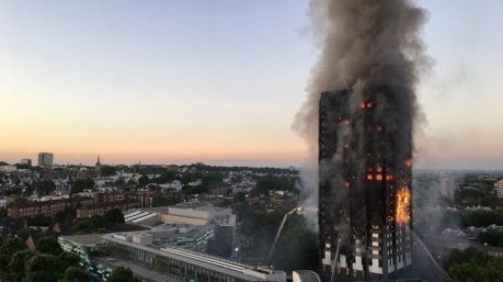 런던 아파트 화재는 확인된 인재…구청 16차례 안전검점 했으나 허사 