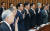 지난해 12월 박근혜-최순실 게이트 국정조사특위 청문회에 출석한 주요 대기업 총수들이 증인선서를 하고 있다. 사진·중앙포토