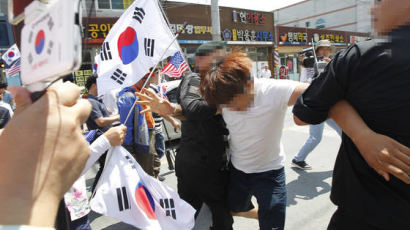 [사진] 성주군청 앞 사드 집회 몸싸움