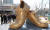 부산 신발산업이 부활의 조짐을 보이고 있다. 1950~1980년대 수출 효자였던 부산진구 부암동 옛 진양고무 신발공장 자리에 설치된 높이 2.7m의 신발모형 조형물.